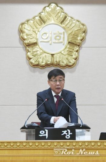 윤창철 의장이 제383회 정례회 제1차 본회의를 주재하고 있다.