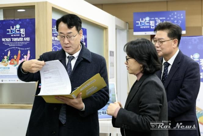 정명근 화성특례시장이 나래울마켓 내 먹거리기본코너 현장을 점검 하고 있다